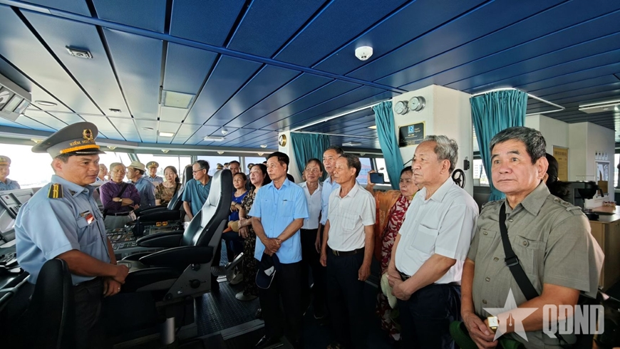 Đoàn cựu học viên Trường Sĩ quan Đặc công thăm Vùng Cảnh sát biển 2